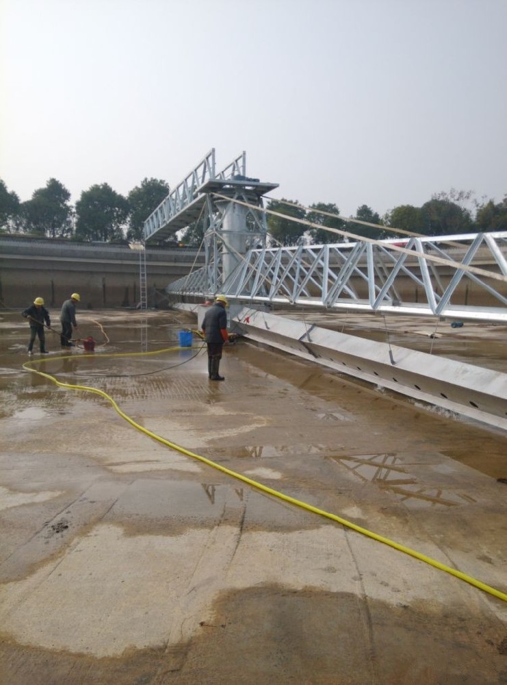 中心传动刮吸泥机